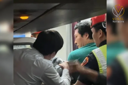 راكب يحاول فتح باب الطوارئ أثناء إعداد الطائرة للإقلاع