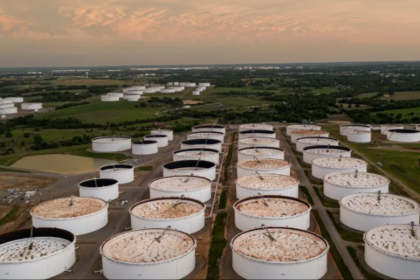 تصاعد غير متوقع في مخزونات الطاقة الأمريكية يثير القلق