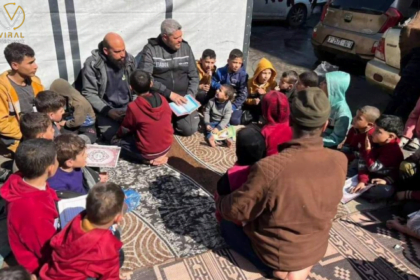 نازحون يحتفلون بشجاعة الأطفال حافظي القرآن في مركز الإيواء