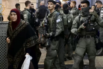 قوات الاحتلال تعتدي بالضرب على المصلين في المسجد الأقصى