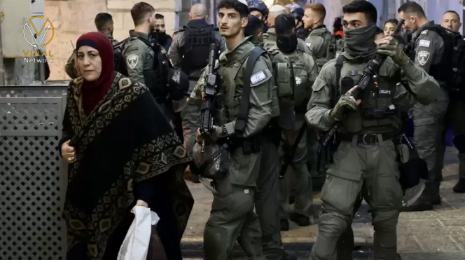 قوات الاحتلال تعتدي بالضرب على المصلين في المسجد الأقصى