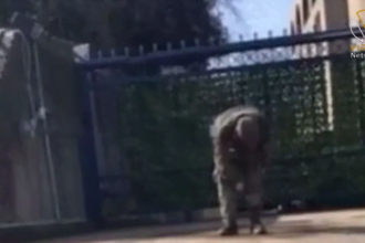 جندي امريكي يحرق نفسه امام السفارة الاسرائيلية