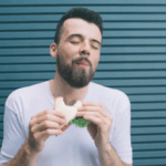 فوائد المضغ الصحي لتقوية اللثة والحفاظ على صحة الفم