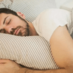 كيف يؤثر النوم على البطن على صحتك؟
