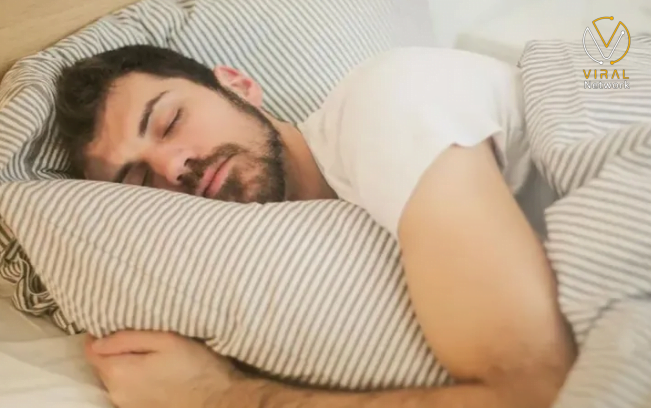 كيف يؤثر النوم على البطن على صحتك؟