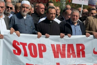 مظاهرة حاشدة في كفر كنا تدين الحرب وتدعو إلى وقف التجويع في غزة