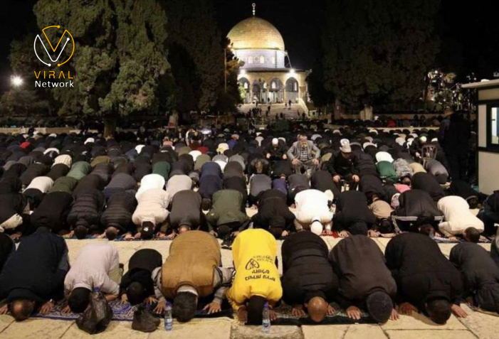 عشرات الآلاف يؤدون الصلاة في الأقصى وسط إجراءات أمنية صارمة