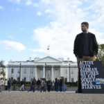 طيار أمريكي يستمر في إضرابه عن الطعام للتنديد بالتصعيد العسكري في غزة