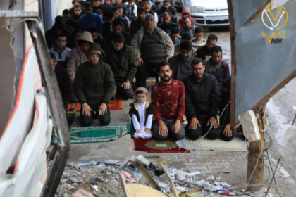 سكان قطاع غزة يؤدون صلاة العيد على أنقاض المساجد المهدمة