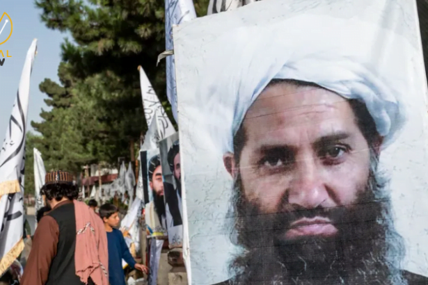 زعيم طالبان يؤدي صلاة عيد الفطر