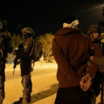 الاحتلال يعتقل مواطن قرب مدينة الخليل