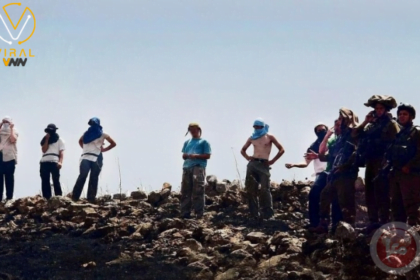 مستوطنون يقومون بإغلاق مداخل قرى فلسطينية