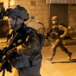 الاحتلال يقتحم منازل في الخليل ويعتقل طفلاً