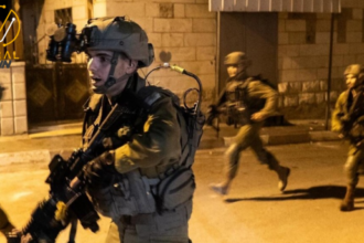 الاحتلال يقتحم منازل في الخليل ويعتقل طفلاً