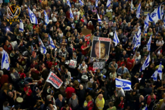 أهالي المحتجزين ينظمون وقفة احتجاجية أمام منزل نتنياهو