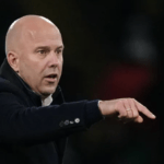 آرني سلوت يبدأ مسيرته مع ليفربول بعد تسوية التعويض مع فينورد