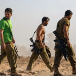 جندي احتياط إسرائيلي يلقي قنبلة على مبنى حكومي بتل أبيب