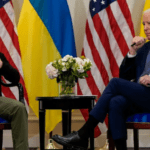 بايدن يقدم اعتذارًا رسميًا لزيلينسكي عن الـ6 أشهر القاتلة