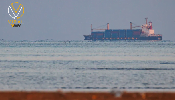 استهداف سفينة شحن قبالة السواحل اليمنية