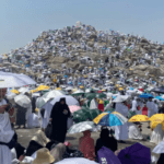 حجاج بيت الله في رحلتهم من عرفات إلى مزدلفة