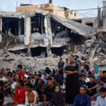أهالي غزة يؤدون صلاة العيد رغم دمار منازلهم