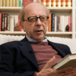 رحيل الأديب الألباني إسماعيل قاداري عن عمر ناهز 88 عامًا