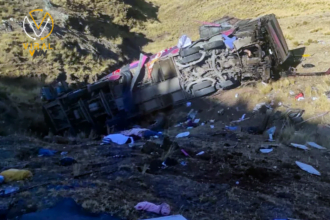 مصرع 25 شخصا بسقوط حافلة من جبال الأنديز