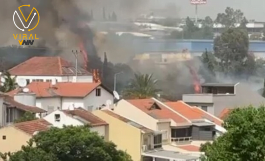 حريق ضخم نتيجة استهداف منزلين في المطلة بمنطقة الجليل