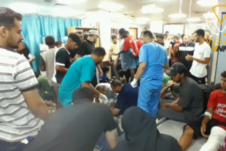 استشهاد 31 في قصف على مستشفى ميداني بمدرسة في دير البلح