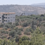 قوات الاحتلال تواصل تجريف أراضي المواطنين في اسكاكا