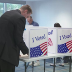 بدء الاقتراع المبكر في السباق الرئاسي الأمريكي