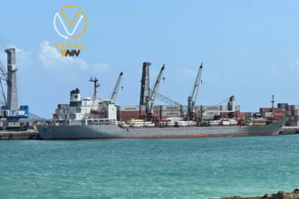 تسليم شحنة أسلحة للصومال على متن سفينة حربية مصرية