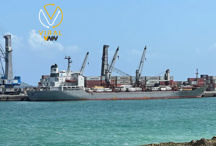 تسليم شحنة أسلحة للصومال على متن سفينة حربية مصرية