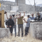 مستوطنون يهاجمون السيارات بالقرب من دورا القرع ويعترضون طريقاً شمال رام الله