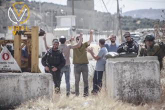 مستوطنون يهاجمون السيارات بالقرب من دورا القرع ويعترضون طريقاً شمال رام الله