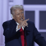 ترامب يطالب إسرائيل بمهاجمة المواقع النووية في إيران