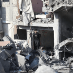 استشهاد ثلاثة مدنيين إثر قصف إسرائيلي استهدف منزلًا في مخيم الشاطئ