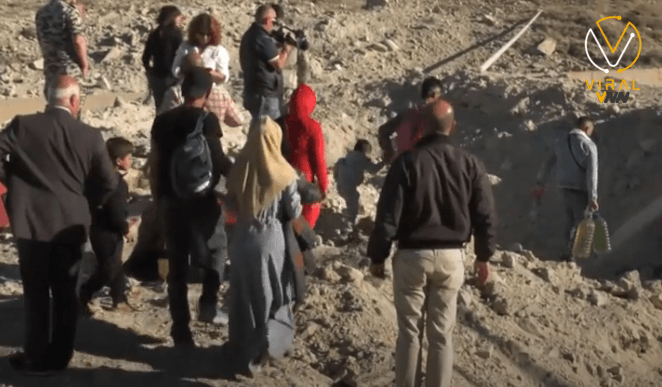 إسرائيل تستهدف طريقًا يربط لبنان بسوريا