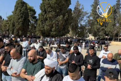 عشرات الآلاف يؤدون صلاة الجمعة في رحاب المسجد الأقصى