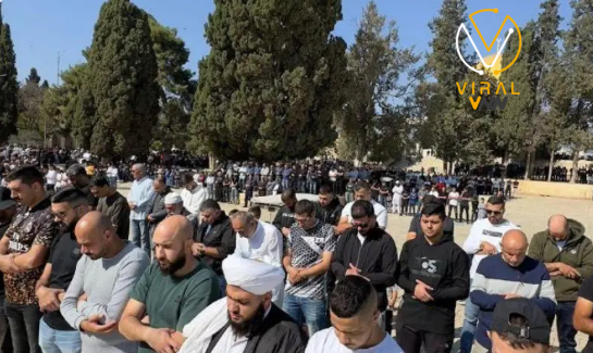 عشرات الآلاف يؤدون صلاة الجمعة في رحاب المسجد الأقصى