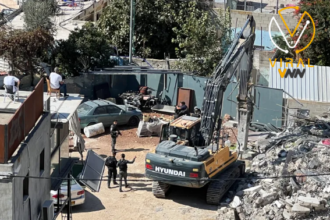 قوات الاحتلال تجبر فلسطينيين على هدم منازلهم في القدس