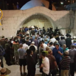 إصابة 3 مستوطنين بنيران فلسطينية إثر محاولة اقتحام قبر يوسف