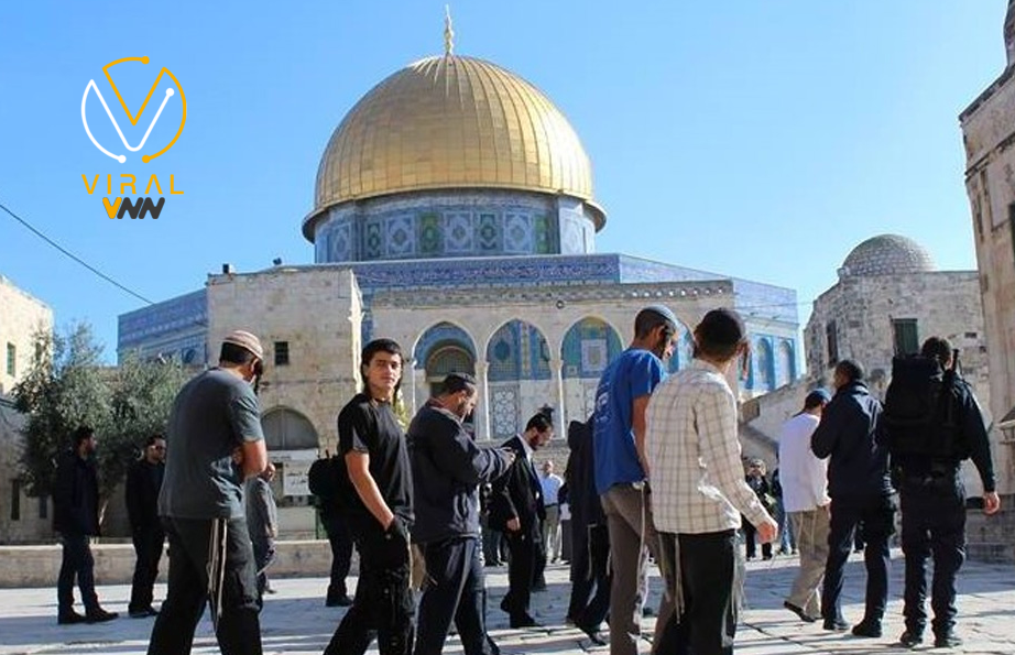 مستوطنون يتسللون إلى المسجد الأقصى