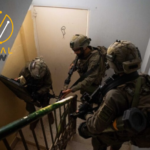 اعتقال 25 مواطن فلسطيني على الأقل في الضفة الغربية