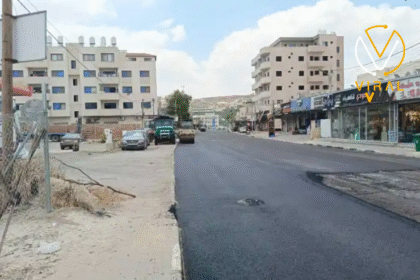 وزارة الأشغال تباشر أعمال تعبيد الشارع الرئيسي في عتيل