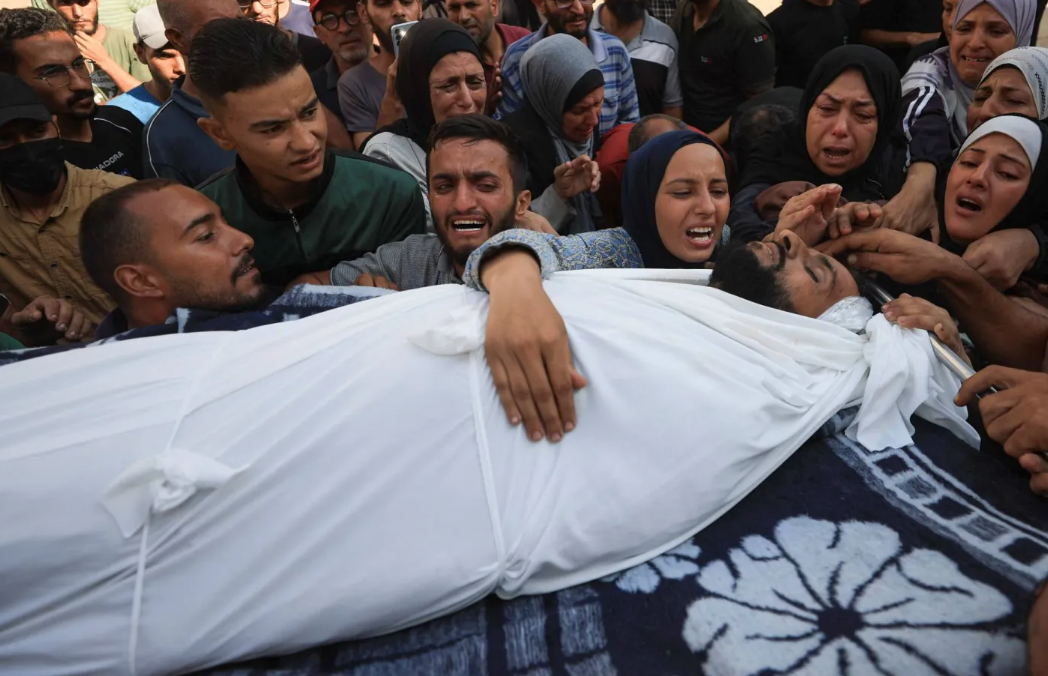 ضحايا وإصابات بينهم في انتظار المساعدات جراء غارات إسرائيلية على غزة