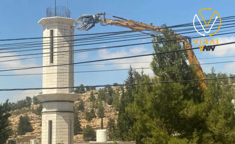 قوات الاحتلال تهدم مئذنة مسجد قيد الإنشاء جنوب الخليل