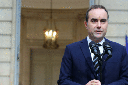 رئيس وزراء فرنسا يقدم استقالته فجأة ويشعل الاضطرابات السياسية