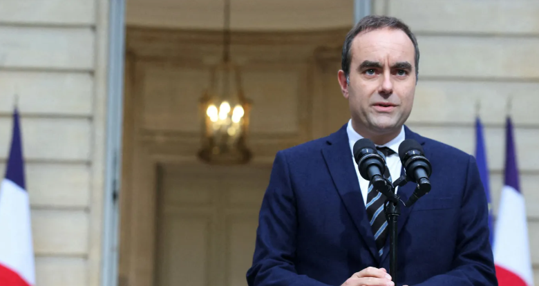 رئيس وزراء فرنسا يقدم استقالته فجأة ويشعل الاضطرابات السياسية