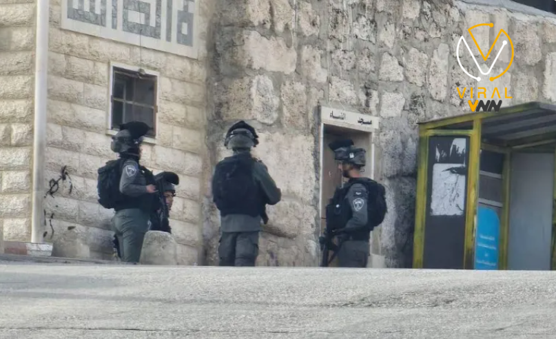 الاحتلال يقتحم السموع لتوفير الحماية للمستوطنين خلال اقتحامهم البرج الأثري